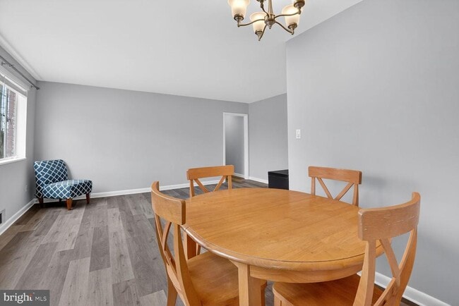 Building Photo - 10423 Montrose Ave