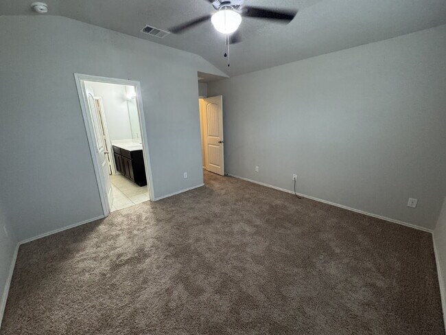 Building Photo - ***50% OFF FIRST FULL MONTH'S RENT!*** Thr...