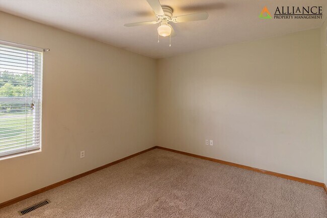 Building Photo - Spacious Duplex ~ Open Kitchen with Breakfast Bar!