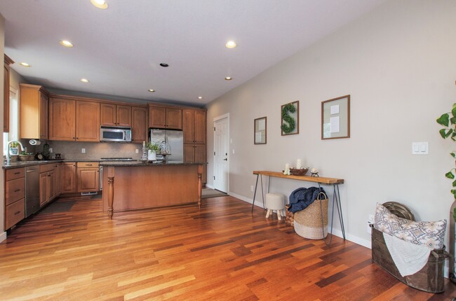 Building Photo - Large 3 bdrm / 2.5 bath with open floor pl...