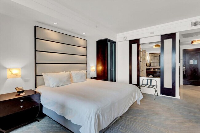 Building Photo - 4391 Collins Ave