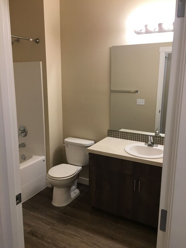 Building Photo - Beautiful 2 bedroom, super cute floorplan, laundry room with full size washer and dryer!