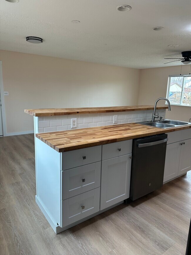 Building Photo - 478 Bing Ln