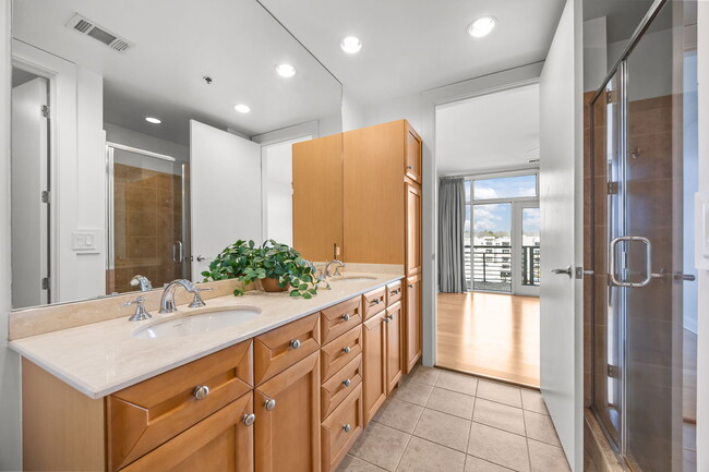 Building Photo - 618 N Boylan Ave