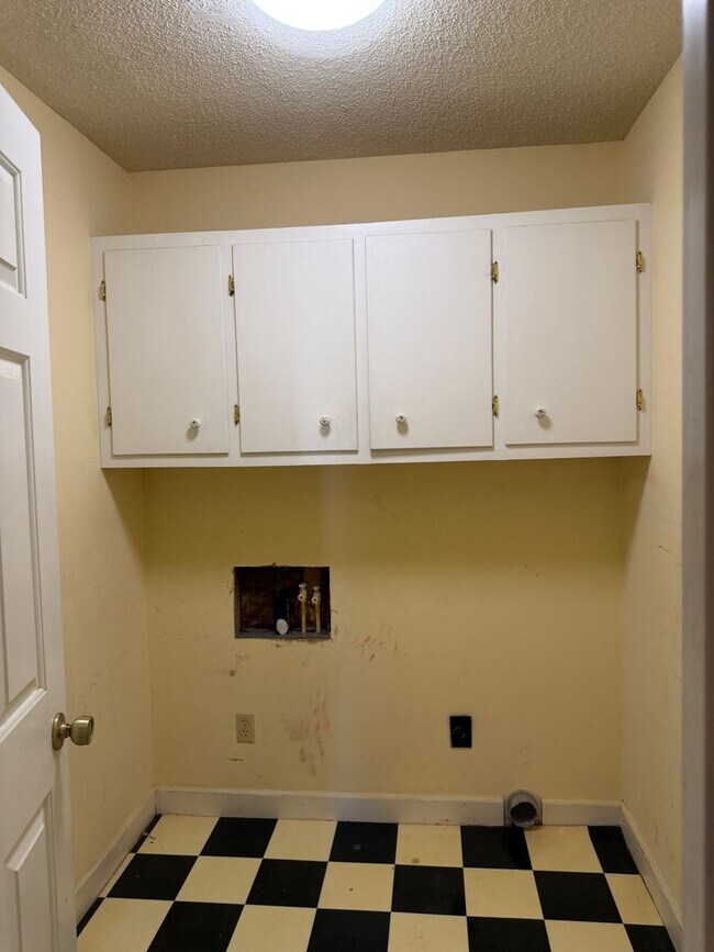 Building Photo - 105 Demille Dr
