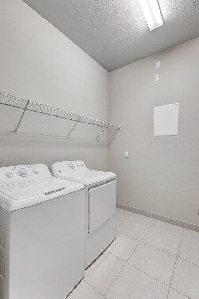 Building Photo - ** STONECREEK ** 3 BED + DEN / 3.5 BATH - ...