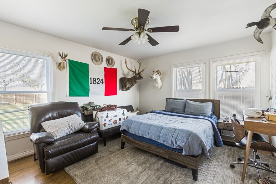 Building Photo - 3504 Corto Ave