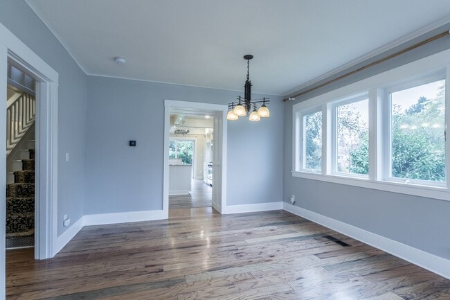 Building Photo - Charming Tacoma Craftsman!