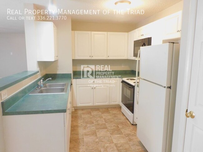 Building Photo - *Move In Special* Ground Level 2 BR/ 2 BA ...