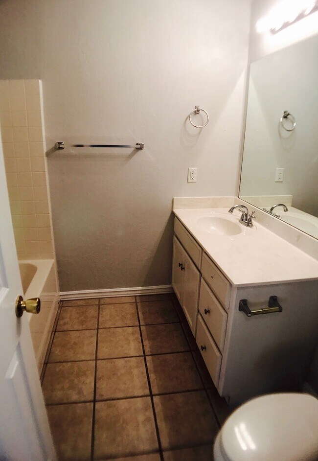 Building Photo - Large 4BD 3BA home located in a great Norm...