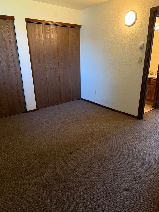 Building Photo - 2BR 1.5BA | Midtown Townhouse Style | Pets...