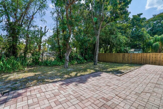 Building Photo - 3800 Calvin Ave