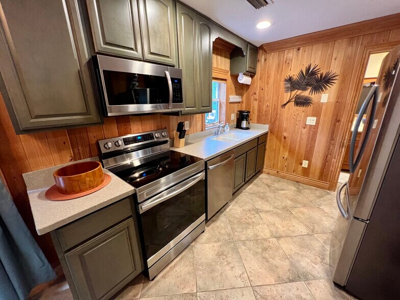 Building Photo - 2162 SW Perry Ter