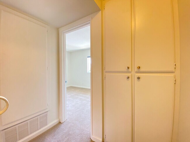 Building Photo - 637 Beverly Pl