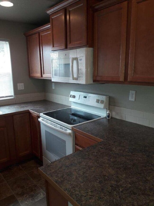 Building Photo - UPDATED Single Family Home!