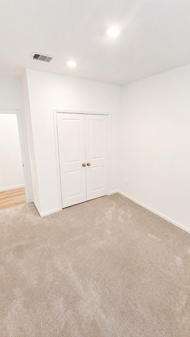 Building Photo - 15520 Maple