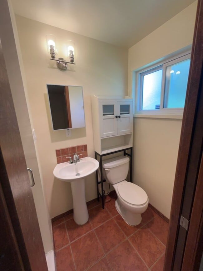 Building Photo - Beautiful Home Minutes from Uptown Albuquerque!