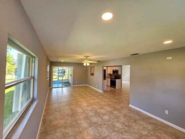 Building Photo - 329 NE Cullman Ct
