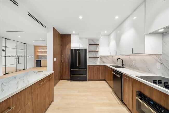 Building Photo - 5255 Collins Ave