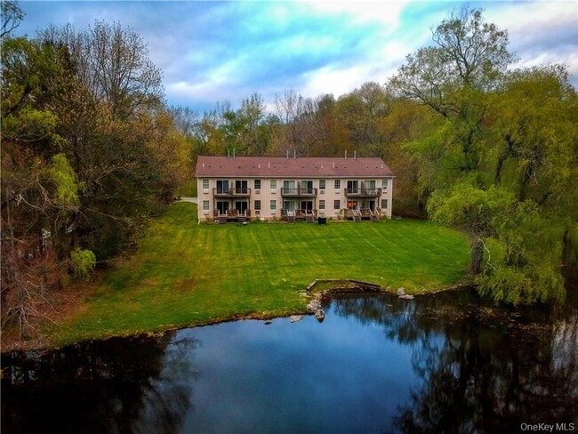 Building Photo - 22 Lake Lodge Dr
