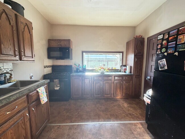 Building Photo - Spacious Three Bedroom Single Family near John Ball Zoo!