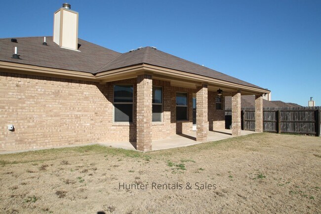 Building Photo - Evergreen Estates Beauty!