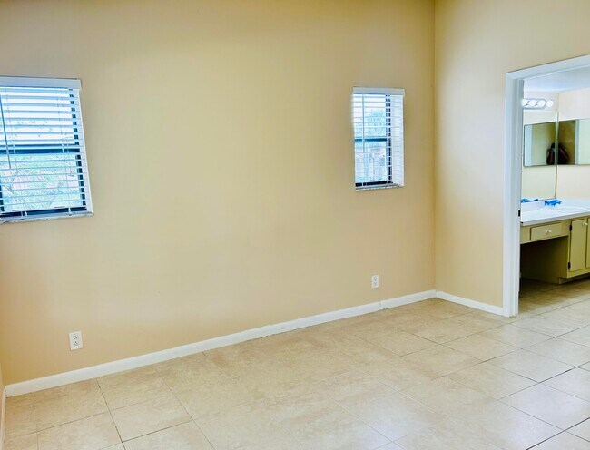 Building Photo - 6649 Somerset Dr