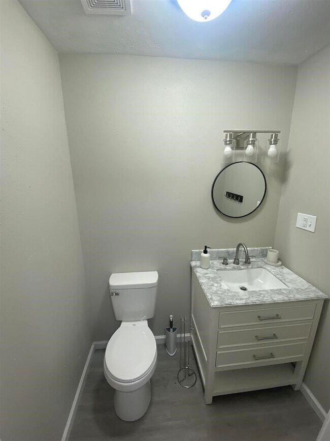 Building Photo - 992 Park Meadow Dr