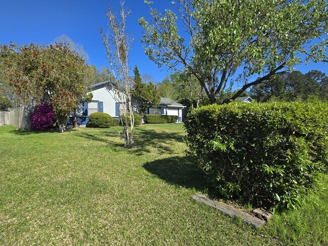 Building Photo - 425 Sunnyside Dr