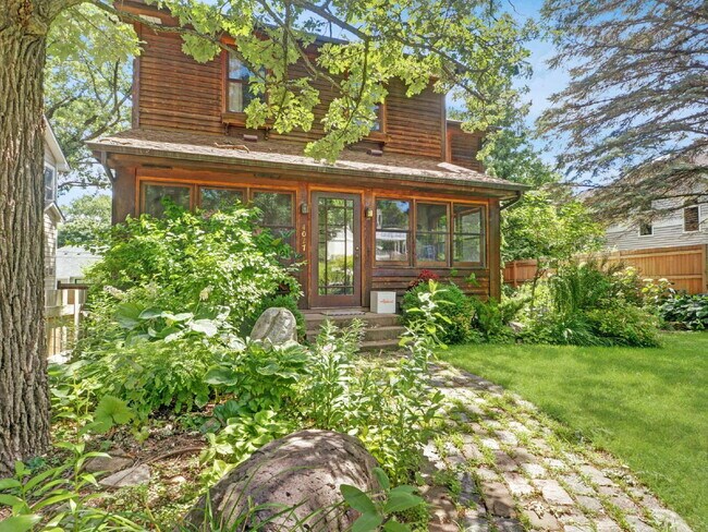 Building Photo - Gorgeous 4 bedroom home in Linden Hills