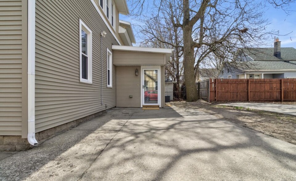Building Photo - 904 Zeeland Ct NE