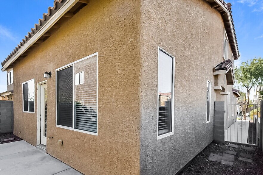 Building Photo - 9556 Cabot Falls Ave