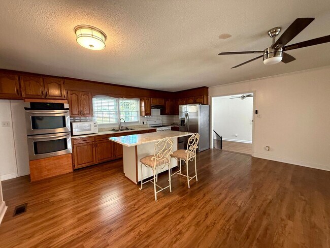 Building Photo - 6441 Kincross Ave
