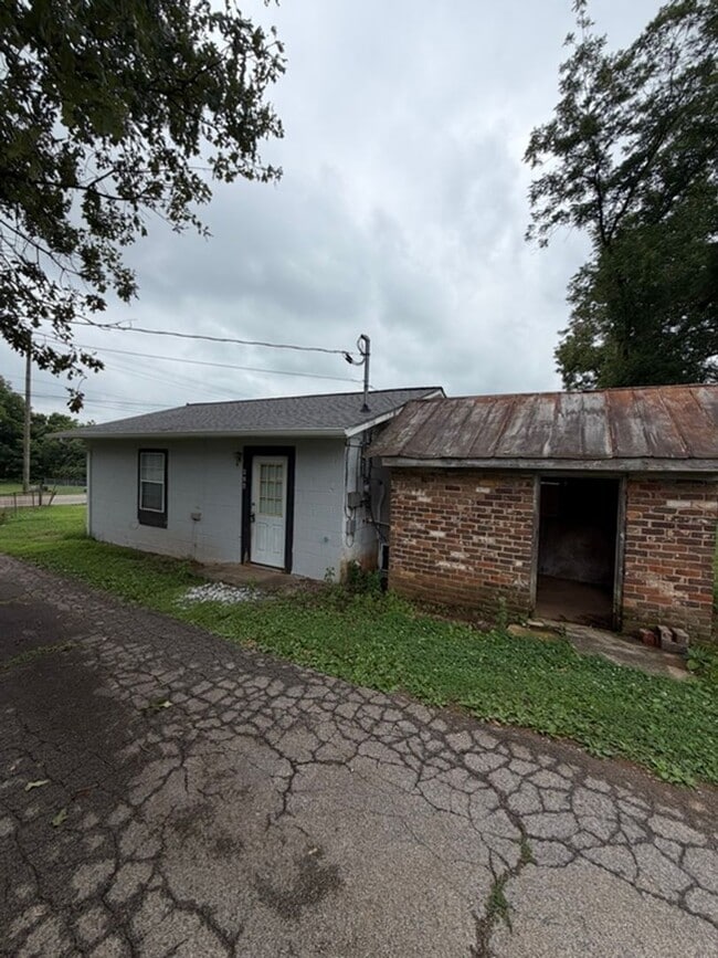 Building Photo - 426 W Old Andrew Johnson Hwy