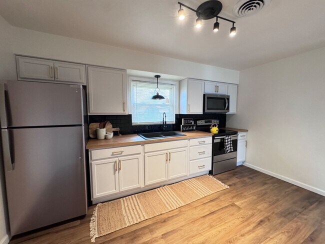 Building Photo - 1609 Foster Dr