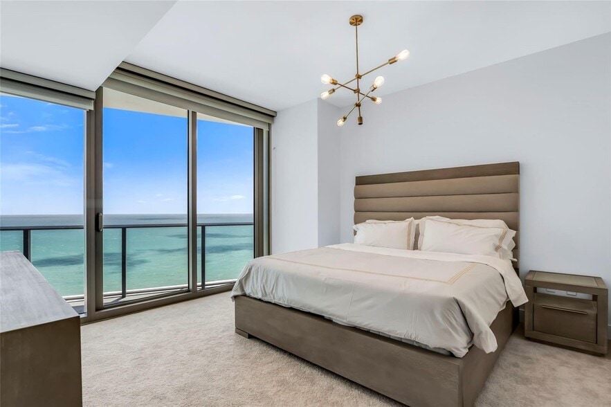 Building Photo - 15701 Collins Ave