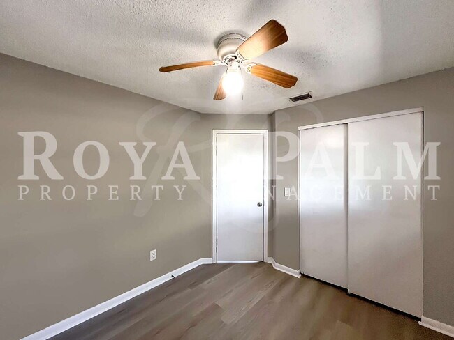 Building Photo - Fort Myers 1BR/1BA Freshly Renovated on First St! Cozy + Affordable = $250 Off 1st Month's Rent.