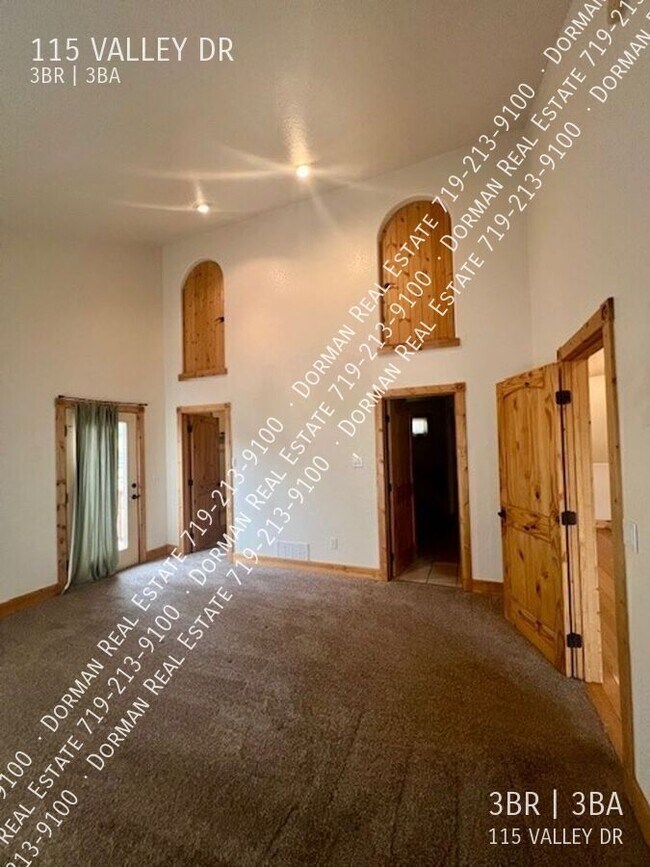 Building Photo - 115 Valley Dr