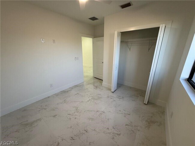 Building Photo - 1409 NW 21st Ct