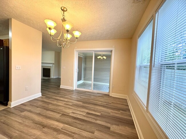 Building Photo - Huff Heritage Townhome  3 Bed, 2.5 Bath  A...