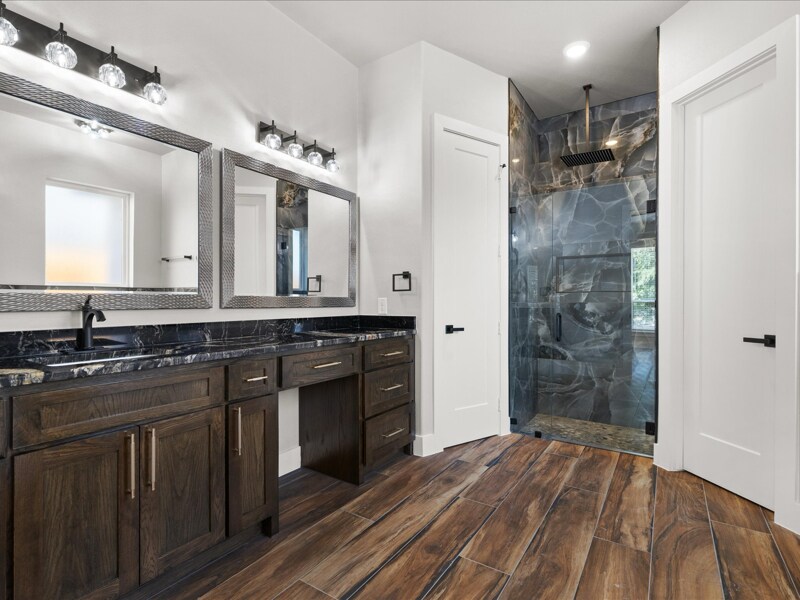 Building Photo - 8103 Oak Hollow Dr