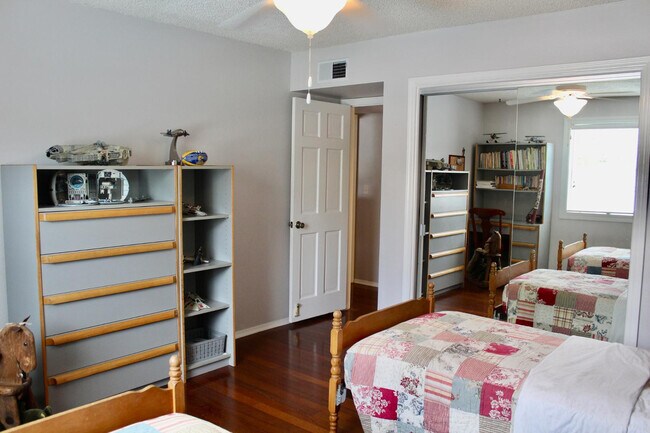 Building Photo - 2041 E Gary Cir