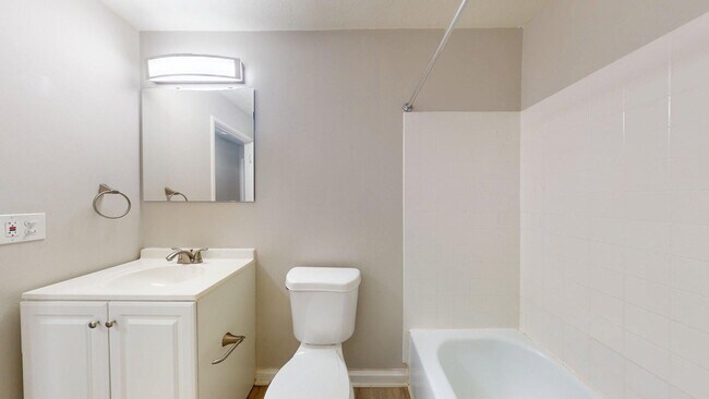 Building Photo - Elyria - updated 2 bedroom/1 bath townhouse.