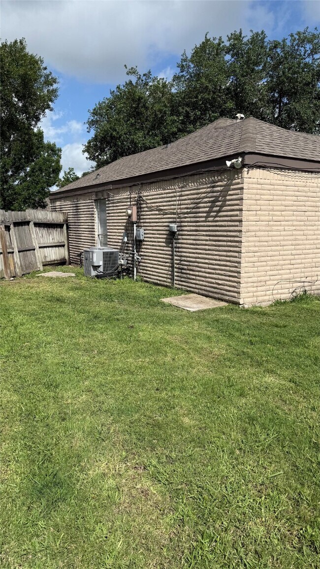 Building Photo - 15115 Corona Del Mar Dr