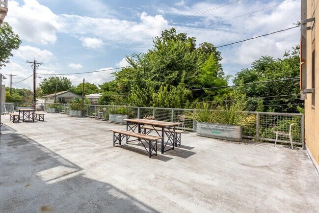 Building Photo - 1601 E Cesar Chavez St