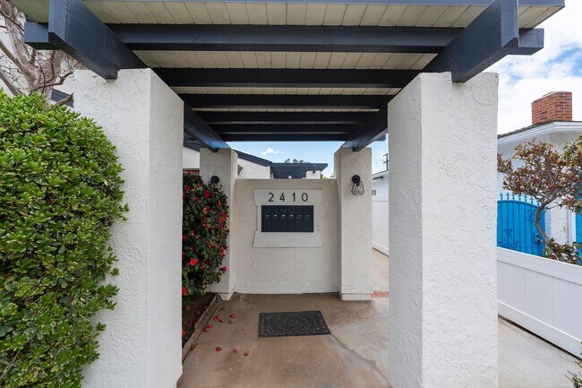 Building Photo - Beautiful Redondo Beach Condominium Rental!