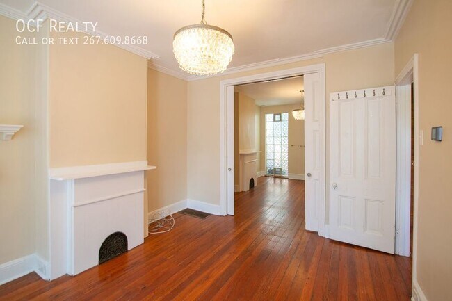 Building Photo - 2211 Bainbridge St