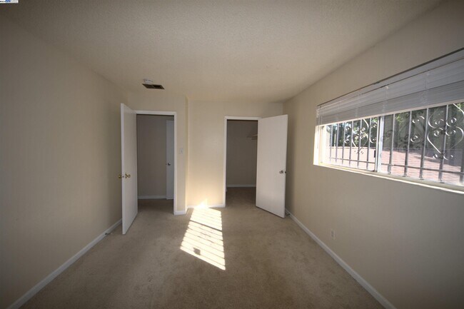 Building Photo - 1214 Sycamore Dr