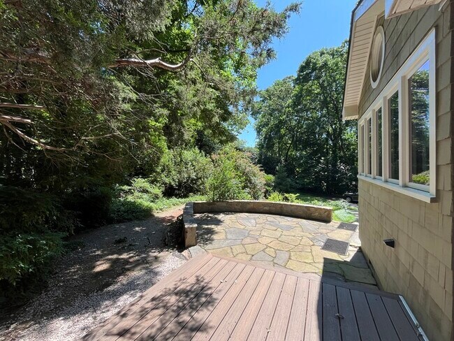 Building Photo - 6348 Sharon Hills Rd
