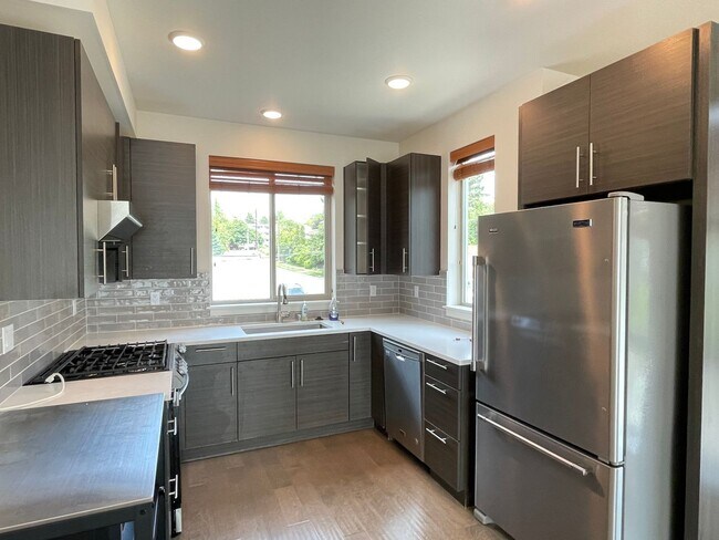 Building Photo - Great Townhome For Rent